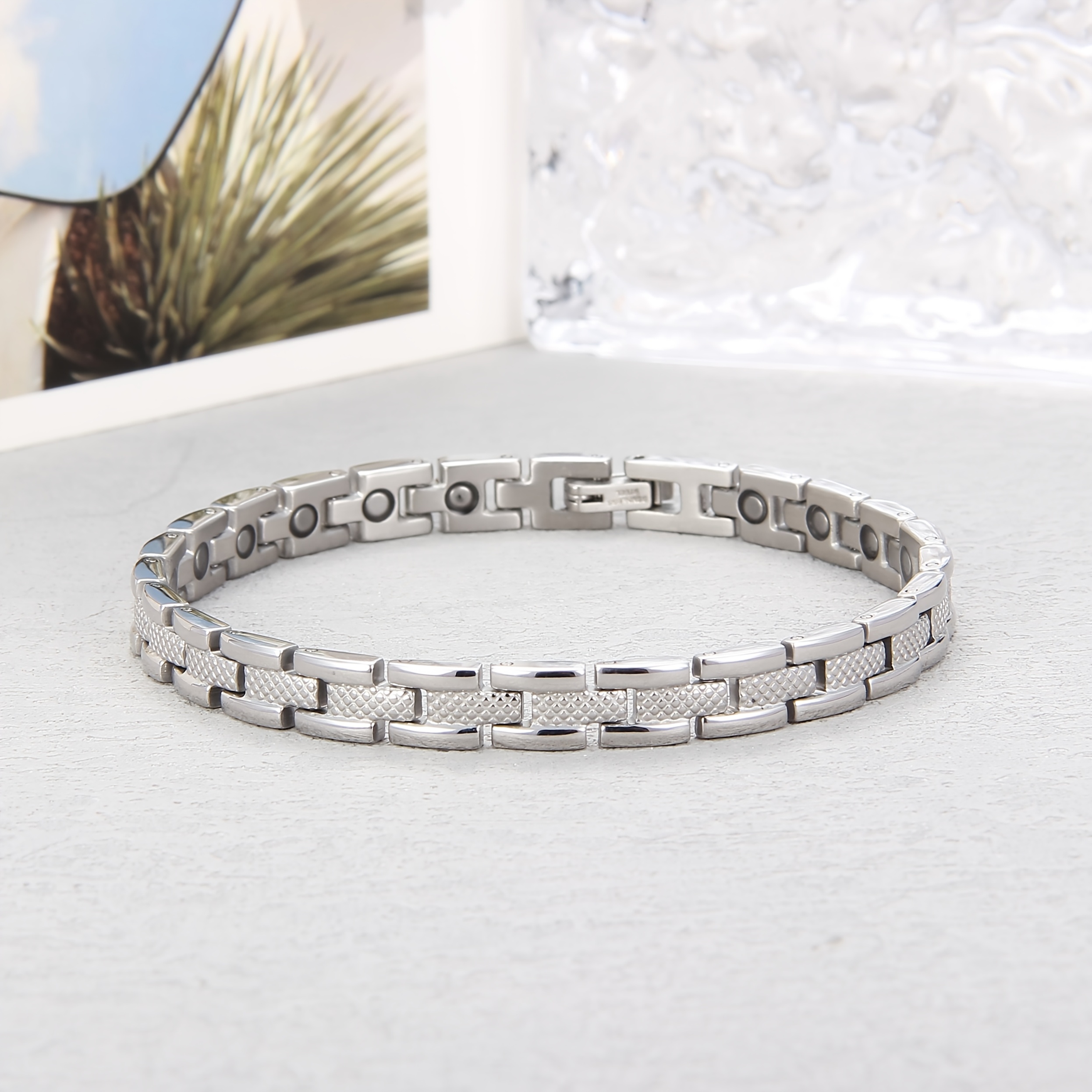 TEMU Un bracelet magnétique, adapté aux hommes et aux femmes, fabriqué en acier inoxydable et équipé d'outils de taille, est un excellent de cadeau.