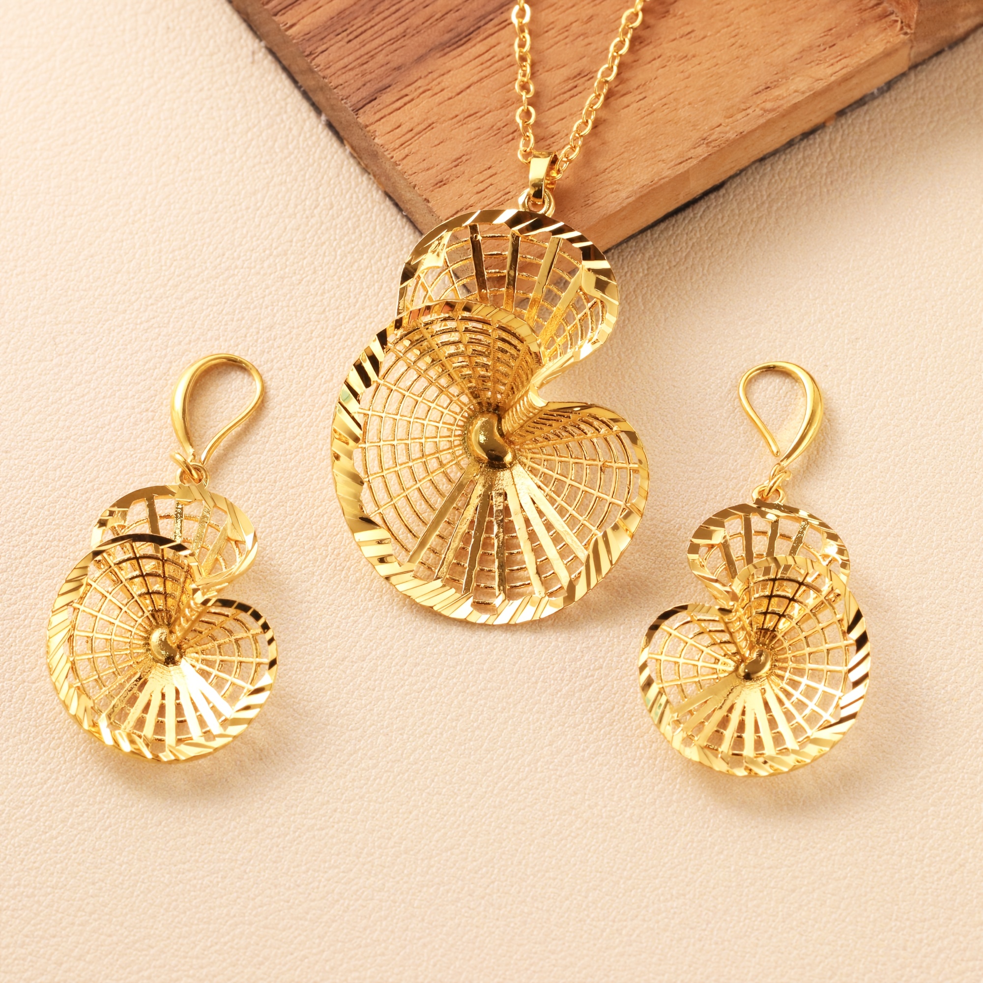TEMU Ce ensemble de bijoux 2 pièces des boucles d'oreilles de luxe légères et de haute qualité, qu'un collier avec des creux complexes, parfait pour