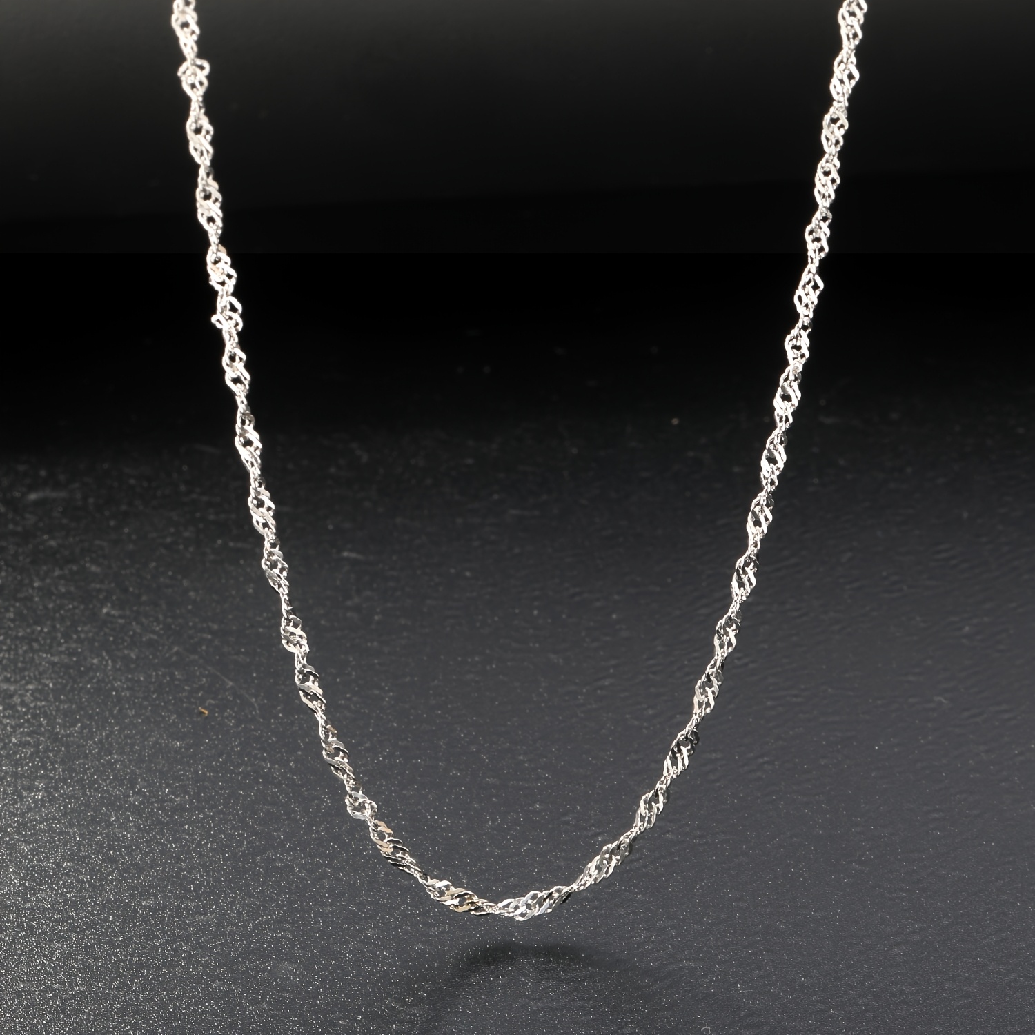 E-shop Eine 316L Edelstahl Silberne Glänzende Twist-Kette Minimalistische Halskette, eine Leichte Luxus Vielseitige Kragenkette mit Feiner Dünner Kette