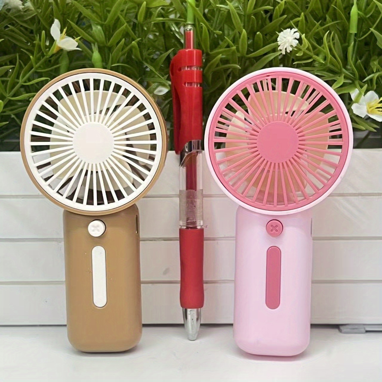 Mini Ventilador Portátil de Mano Disponible en 4 Colores - Portátil y Compacto (Sin Costo) - Adecuado para Múltiples Escenarios