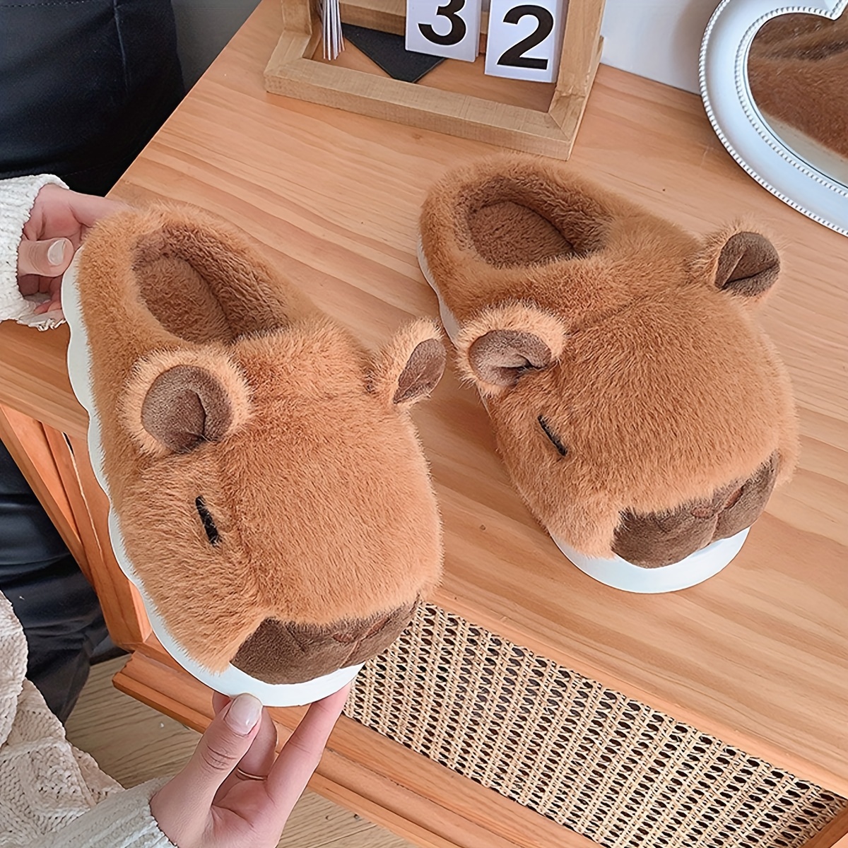 

Pantoufles en Peluche Capybara Cartoon Confortables pour - Chaussures d'Intérieur Chaudes et Antidérapantes avec Semelle Souple pour /Hiver