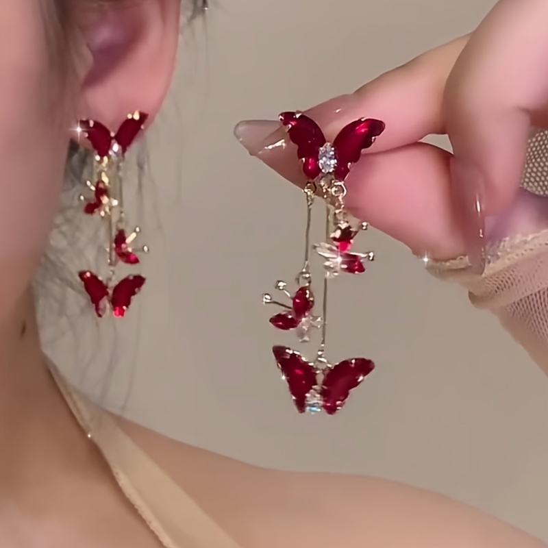 

Boucles d'Oreilles Clip Papillon Élégantes en Rouge - Clous à Pompon Chic pour Tous & , Matériau en , Boucles d'Oreilles Papillon, Parfaites pour l'Hiver, le An