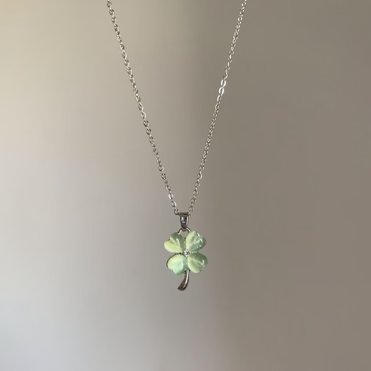 TEMU 1pc A Stylish Clover Pendant Necklace For Women, Elegantly Easy, Small From Series, Featuring Floral Designs, And A Versatile Clavicle Chain