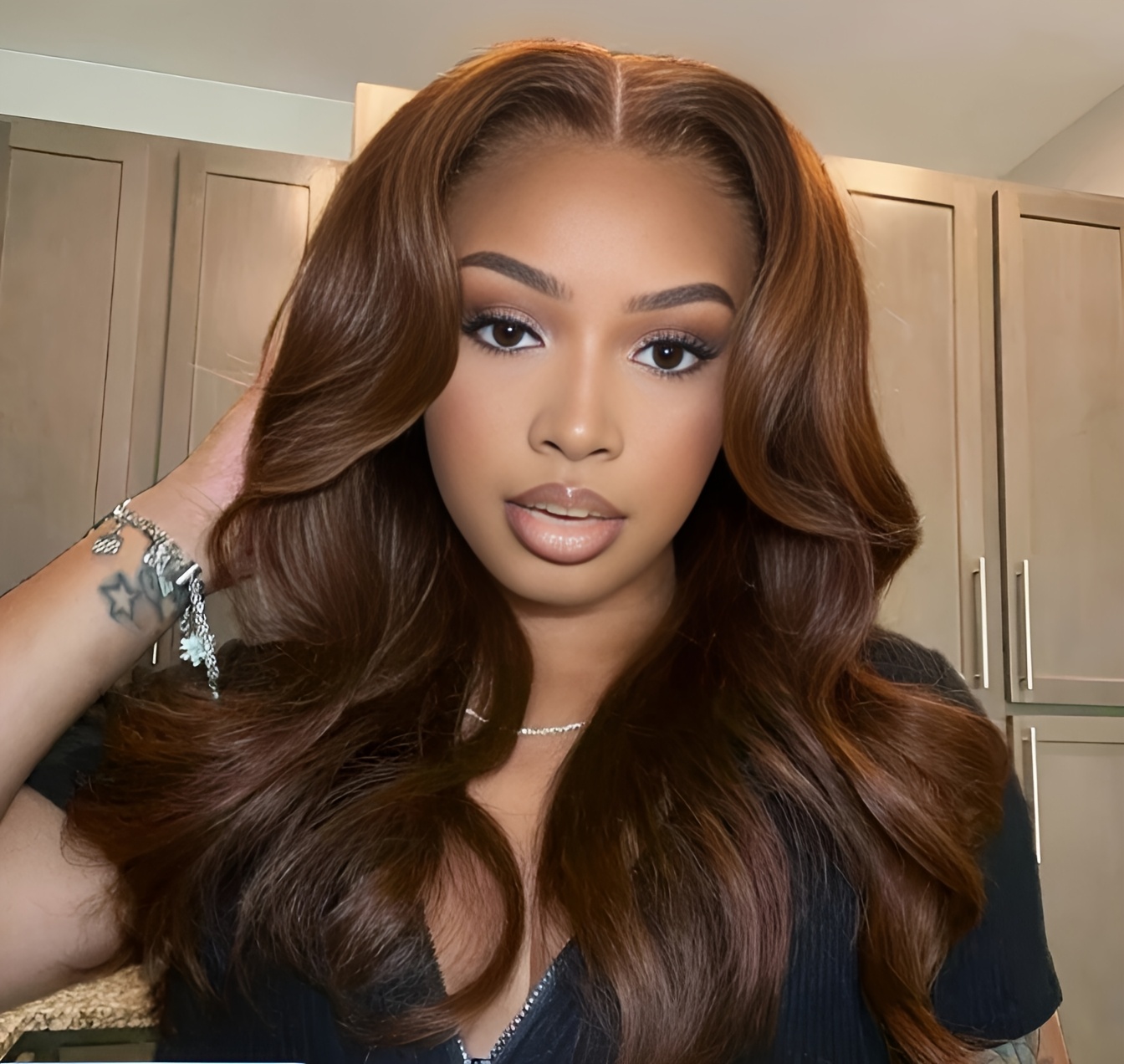 An Elegant 18-Inch Deep Brown Mid-Length Wavy Wig Made from Heat-Resistant Fibers, Featuring a Center Part Design for a Look. This Women'S Wig Is Suitable for All Ethnicities And Perfect for Everyday Wear, Parties, Formal Events, And Music Festivals