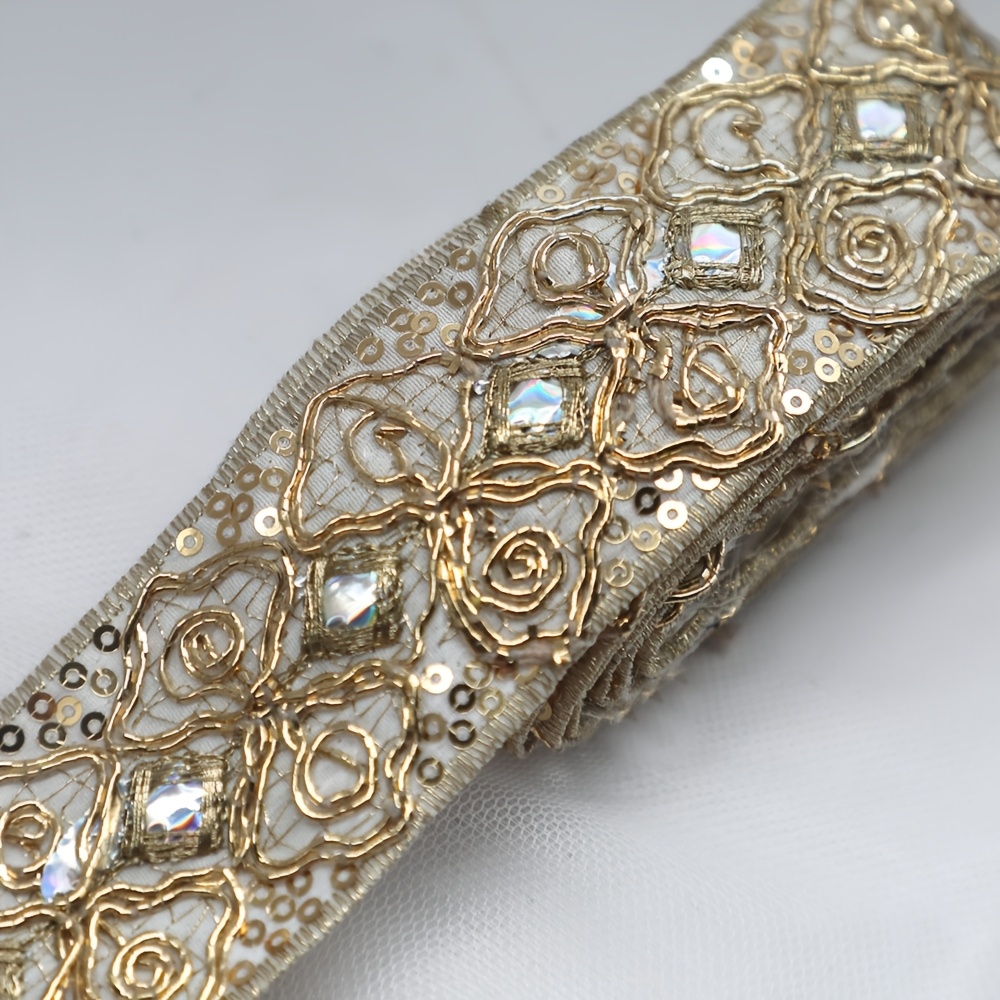 TEMU del diseño encaje bordado de en tallas 1 y 2, con una base de tela, piezas de de diamantes, bordado floral y adornos de lentejuelas doradas.