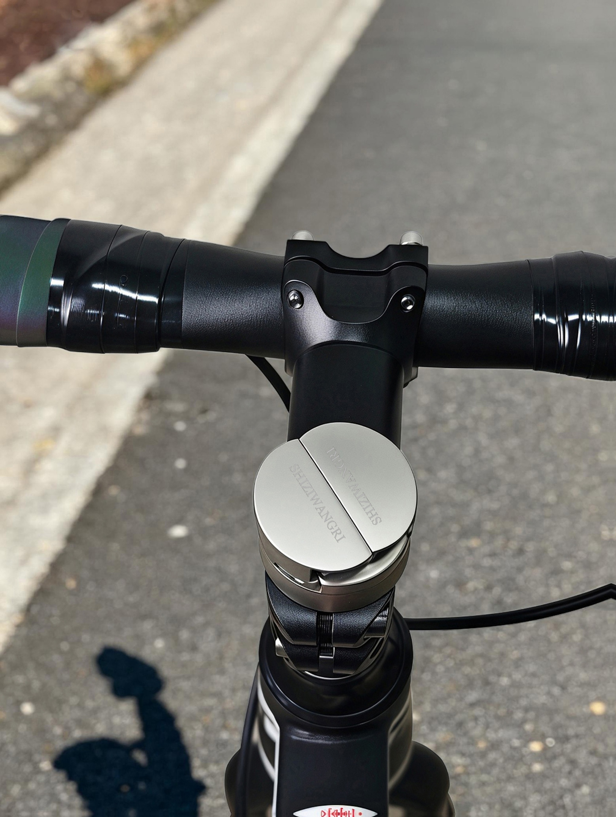 SHIZIWANGRI Aluminum Alloy Invisible Bike Phone Mount 360° Rotation Bicycle Handlebar Cell Phone Holder Shockproof Soft Rubber Cycling Phone Stand for Road Mountain Bike
