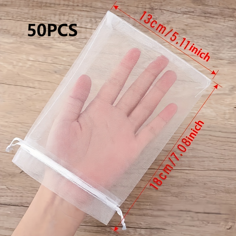 E-shop Set mit 50 hochwertigen weißen Organza-Geschenktüten in verschiedenen Größen mit Kordelzug, ideal zum Schutz der Inhalte vor Insekten. Diese