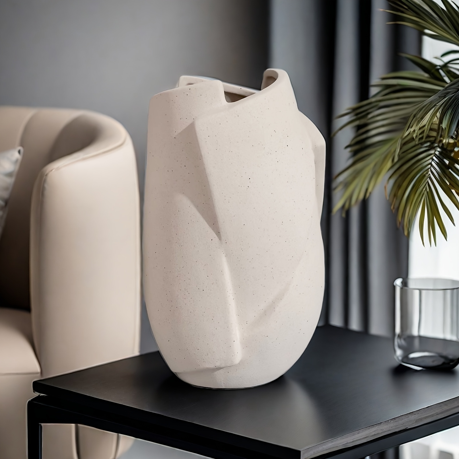 A 23cm high vase suitable for indoor and outdoor flower cultivation, with a rough surface that looks more advanced. The interior is waterproof and does not leak. It can also be used as an indoor flower insert decoration