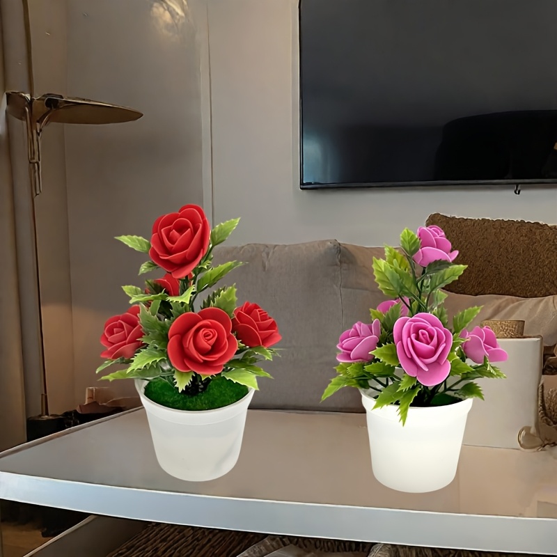 Twee levensechte kunstmatige rozen in pot
