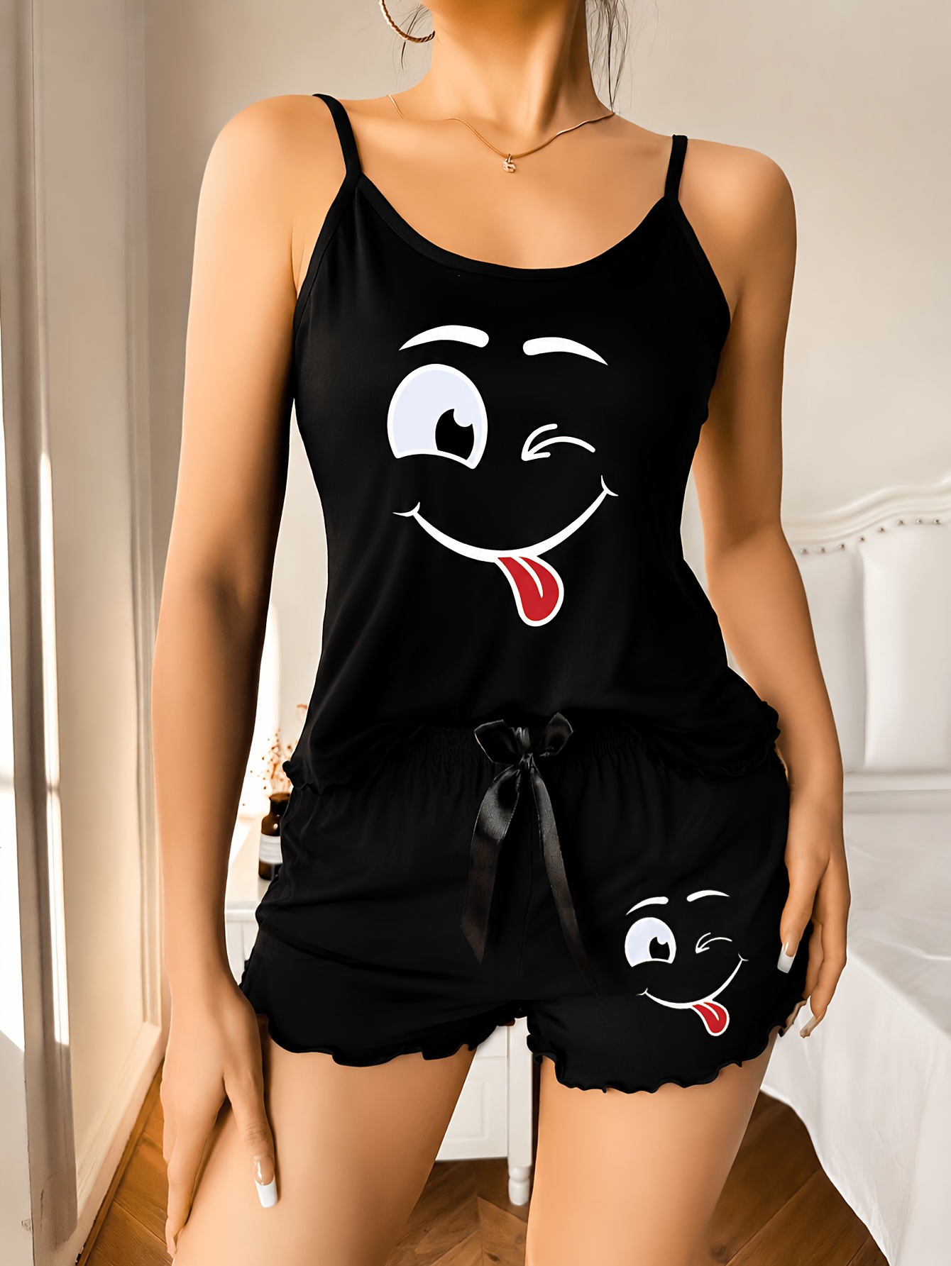 Women'S 2pcs Pajama Set, Smiling Face Theme Camisole Dress Set, Loose Comfortable Shoulder Strap Top, Elastic Fitted Ruffled Shorts, Essential for Spring And Summer Home Wear, Comfortable for All Seasons, Suitable for Home And Gifting