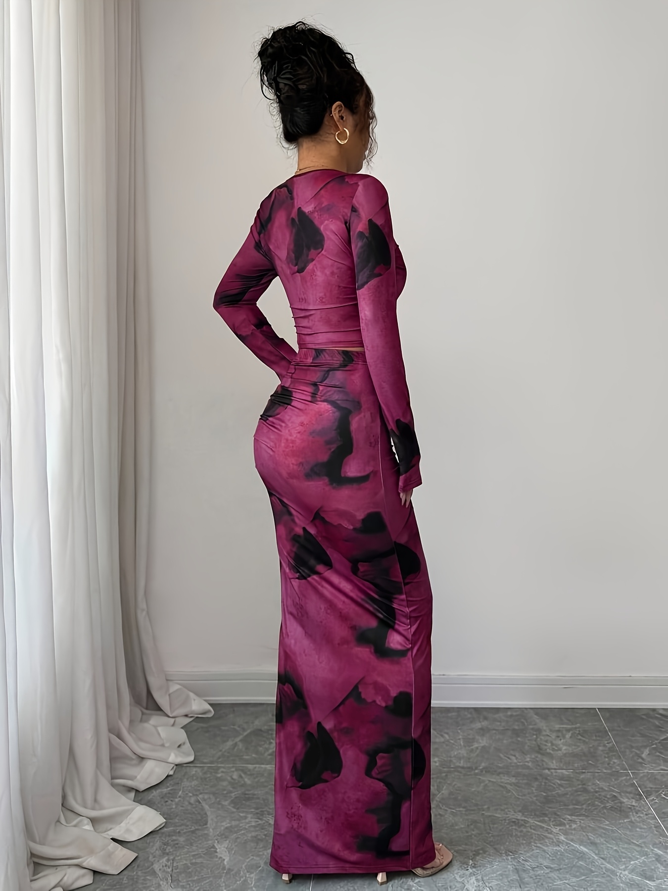 A Stylish Women'S Two-Piece Set Featuring an Elegant Round Neck Long-Sleeve T-Shirt with a Fitted Irregular Tie-Dye Pattern, Paired with a Form-Fitting Tie-Dye Long Skirt