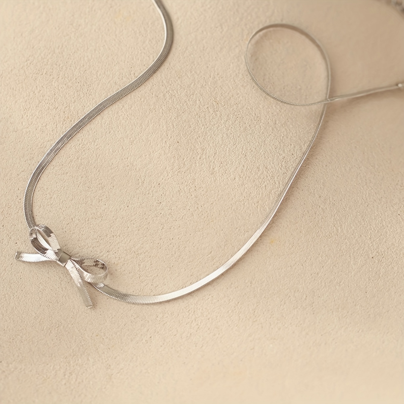 edelstahl-choker-halskette für damen von   - elegante flache schlangenketten-halskette mit schleifenanhänger, sexy und im urlaubsstil, vielseitig für den täglichen gebrauch und partys, ganzjahres-accessoire
