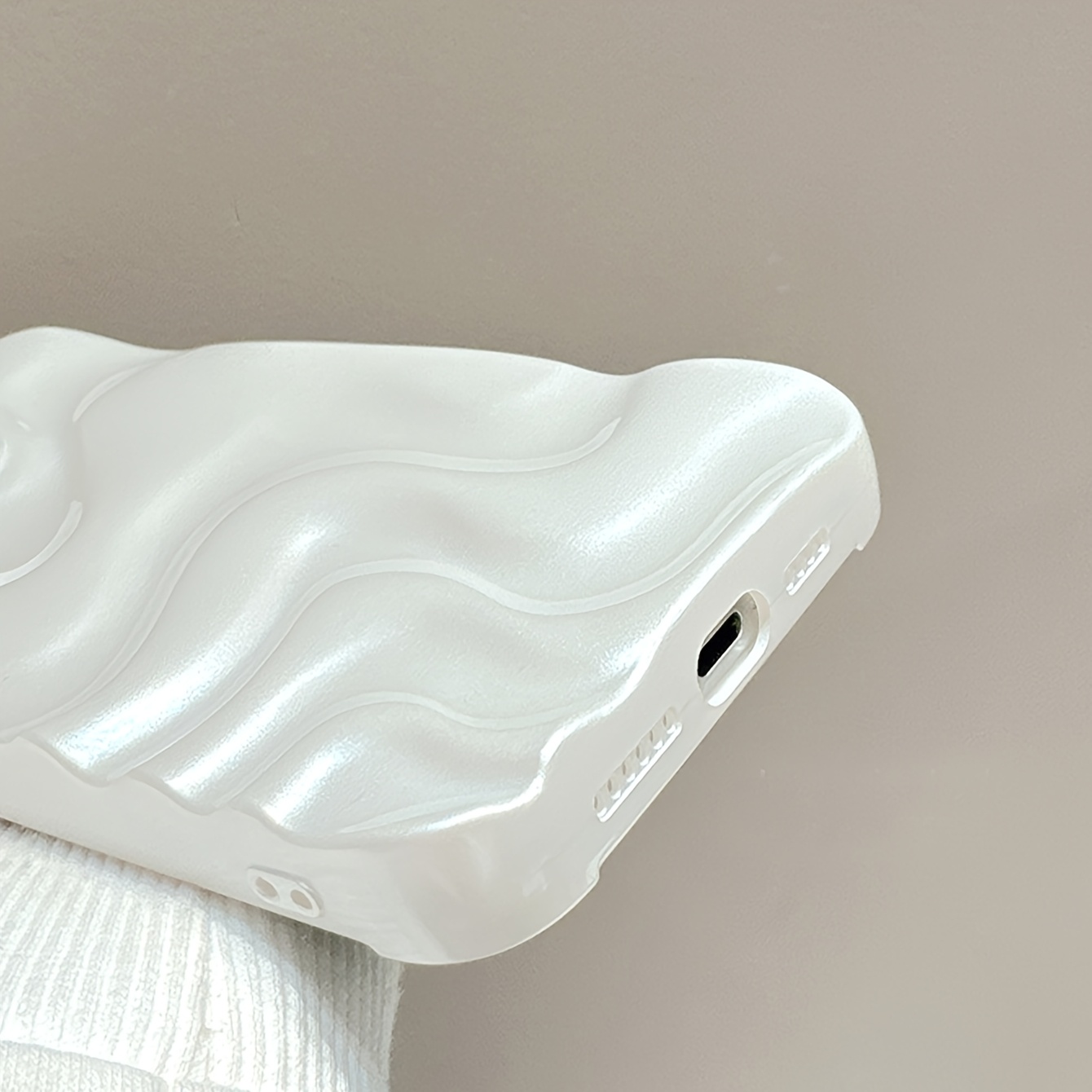 Pearl White Three-Dimensional Wave Pattern