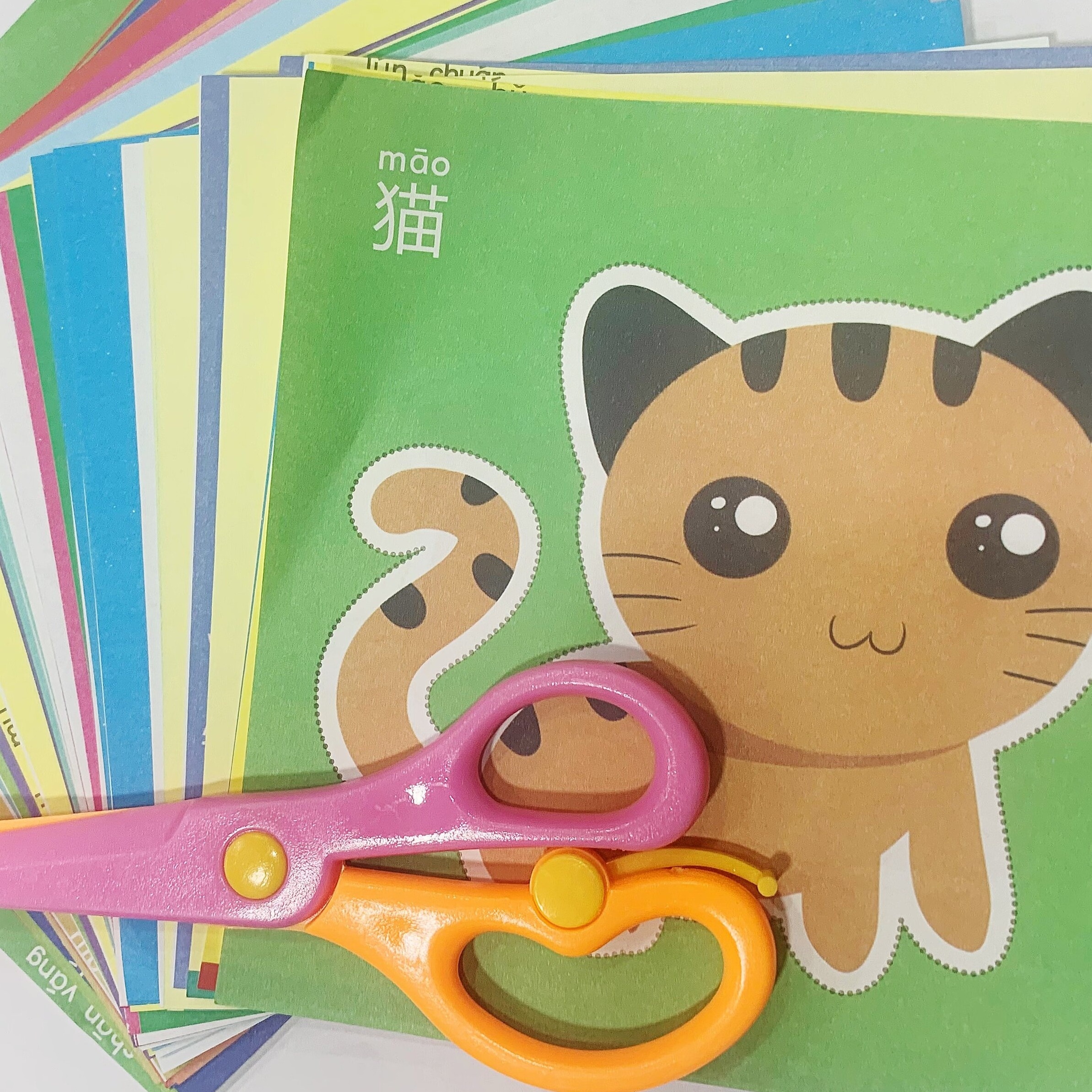 

Children's Handmade Paper-cutting Fun Set (96 Random Color-printed Patterns, Plus A Pair Of Child Safety Scissors)