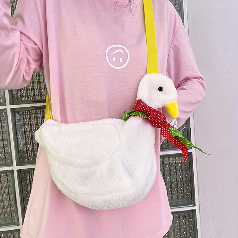 1pc Bolso Bandolera de Peluche con Diseño de Pato para Mujer - Bolsa de Hombro de Nylon Suave con Estampado Animal y Cierre de Cremallera, Detalles en Blanco & Amarillo, Cinta de Lunares Rojos y Colgante de Tallo Verde, Forro para Salidas Casuales, Accesorio Divertido para Viajes