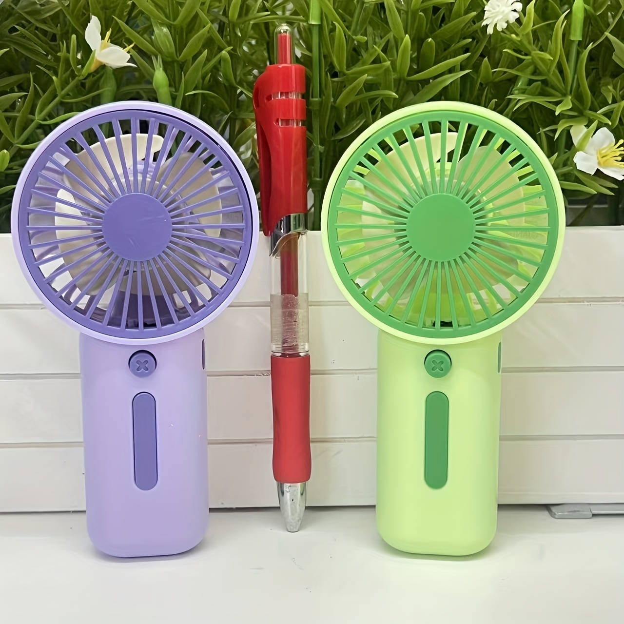 Mini Ventilador Portátil de Mano Disponible en 4 Colores - Portátil y Compacto (Sin Costo) - Adecuado para Múltiples Escenarios