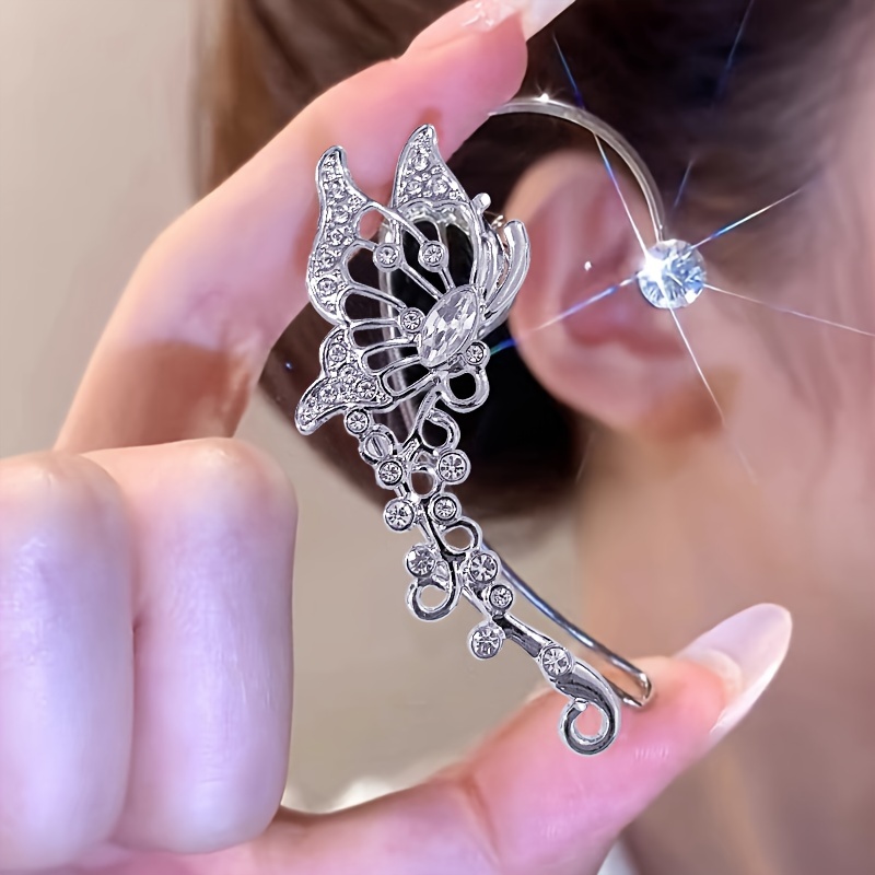 

Boucle d'oreille unique en son avec un design papillon , incrustée de strass brillants, et simple, un cadeau délicat pour femme.