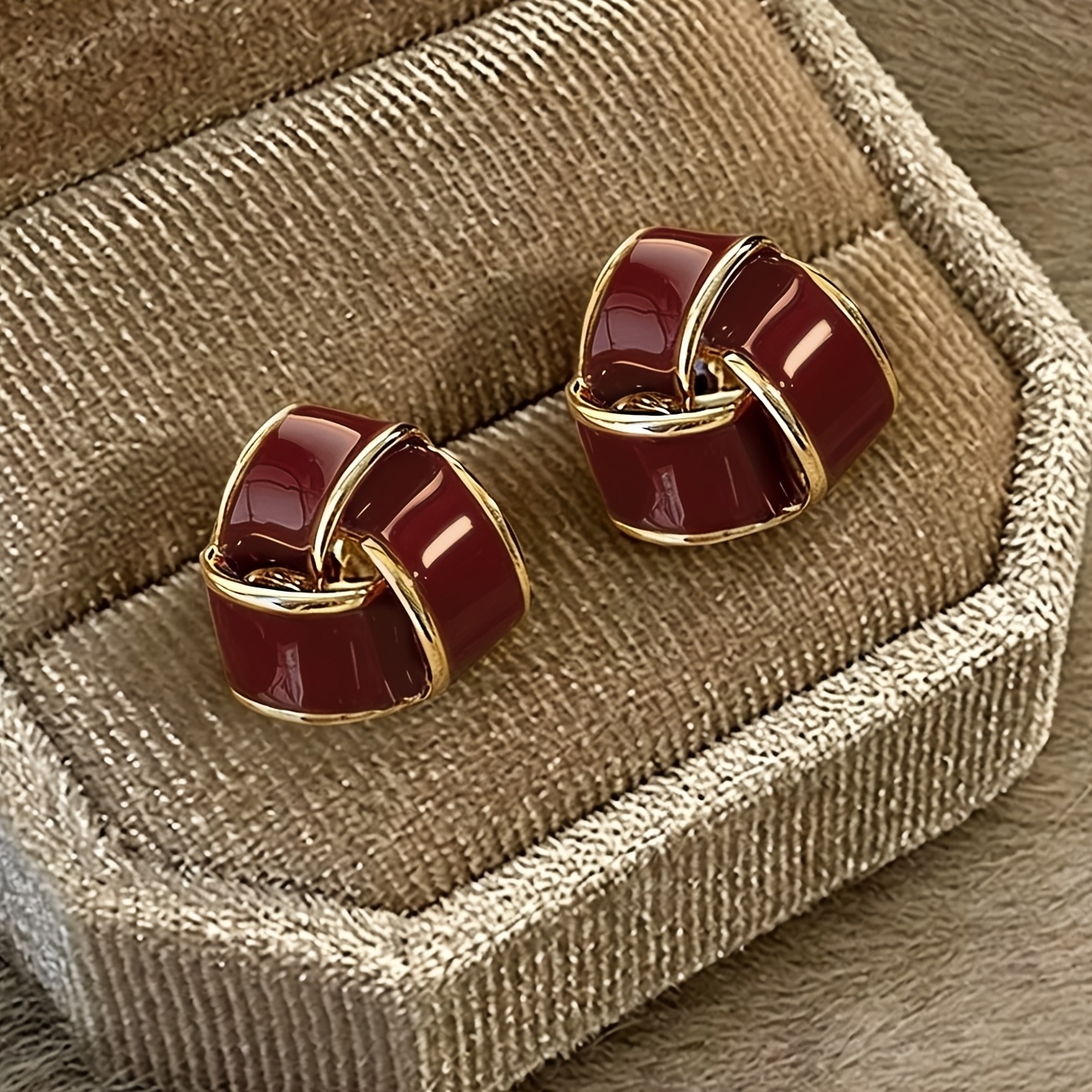 TEMU A Pair Of Elegant And Light-luxury Vintage Wine-red Triangular Drip-oil Design Stud Earrings, Suitable For Women' Casual Wear, Holiday Banquets,