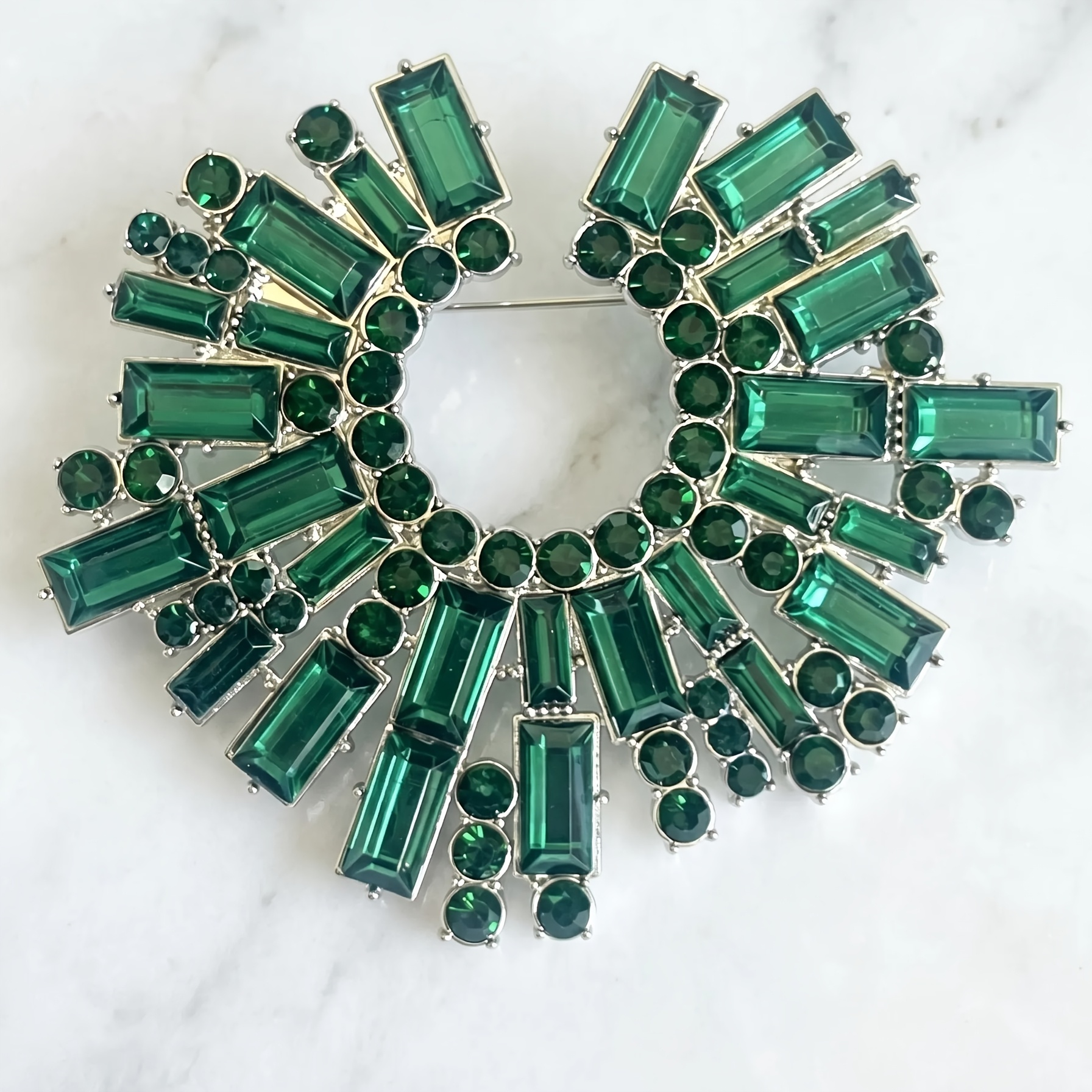 TEMU Broche verde con diamantes de de , diseño semicircular de estilo lujoso , broche para conjunto de vestir diario, regalo de Navidad