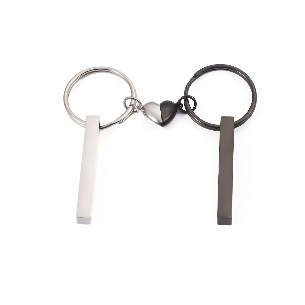 E-shop Ein personalisierter Schlüsselanhänger mit Namen, Buchstaben, Zahl, rechteckigem Anhänger und . Erhältlich in Edelstahl in Silber und Schwarz.