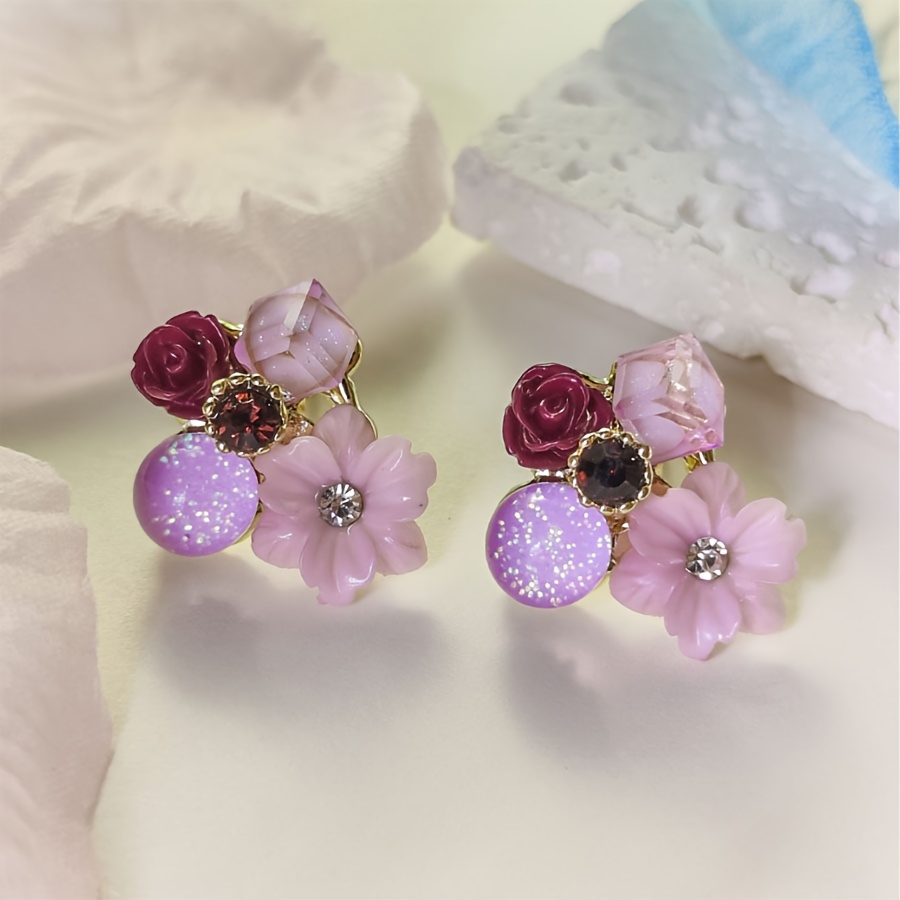 

A Pair Of Small And Earrings With A Design And Earring