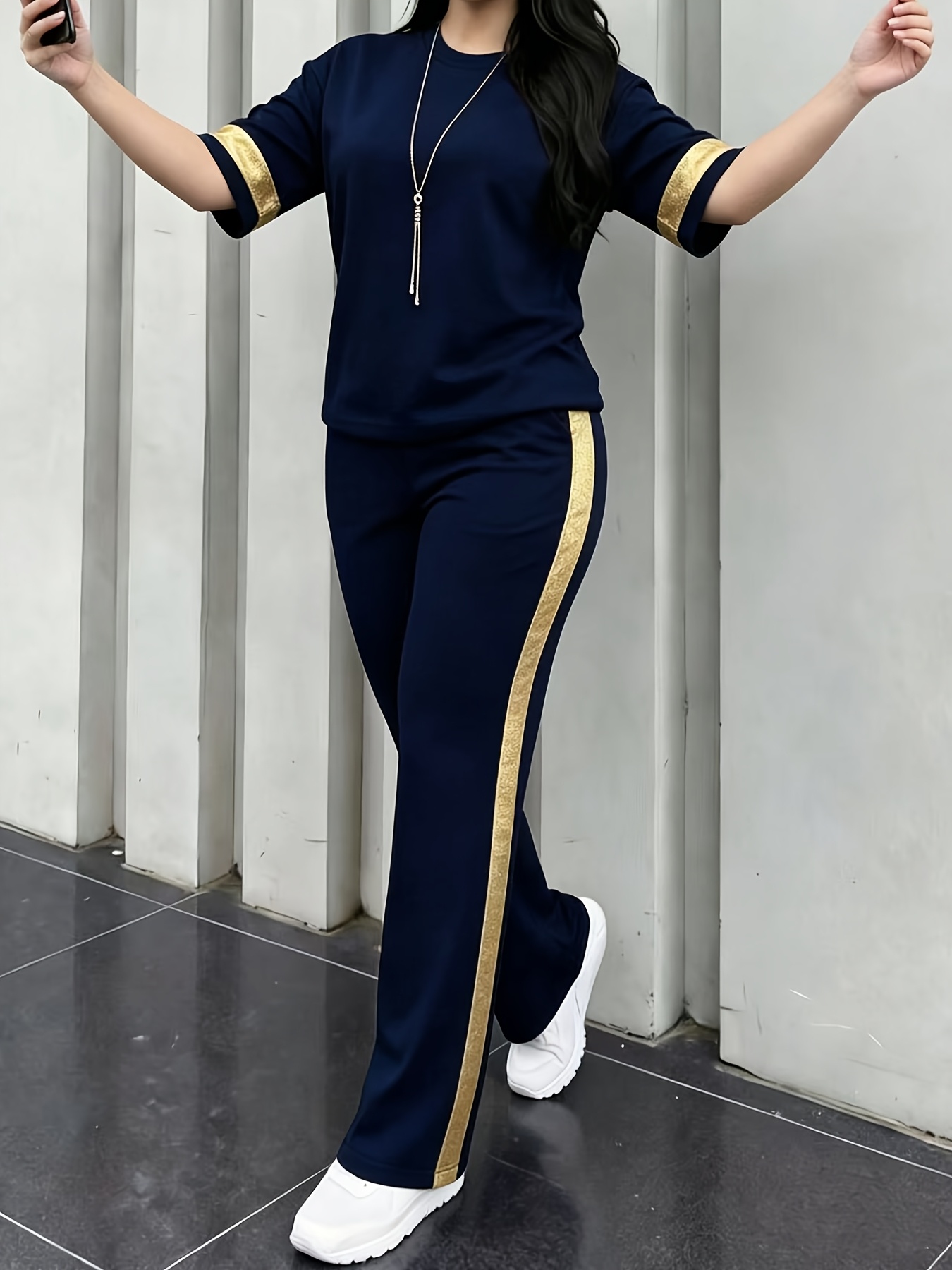 Ensemble Doré Bordures Métallisées — T-shirt & Pantalon Large Femme Ensemble décontracté à la mode avec bordures dorées : T-shirt à manches mi-longues, doux pour la peau et respirant + Pantalon à jambes larges et taille haute. Ensemble 2 pièces pour femme de style européen et américain, ensemble élégant 2 pièces multicolore. Pantalon à jambes larges et manches