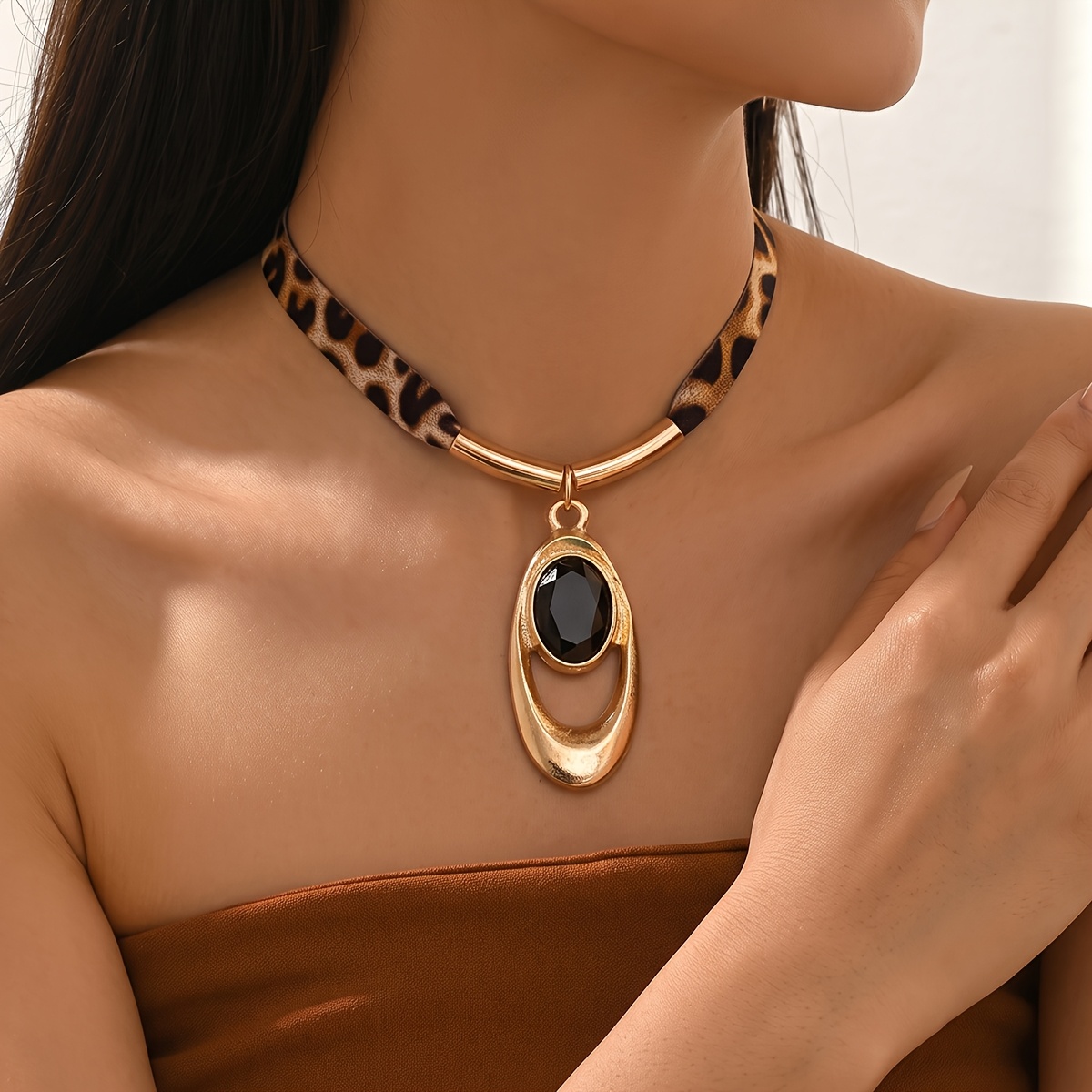 TEMU Collier pendentif tendance pour femme, 1 pièce, sangle en tissu à imprimé léopard noir vintage et élégant avec chaîne à maillon coude en métal,
