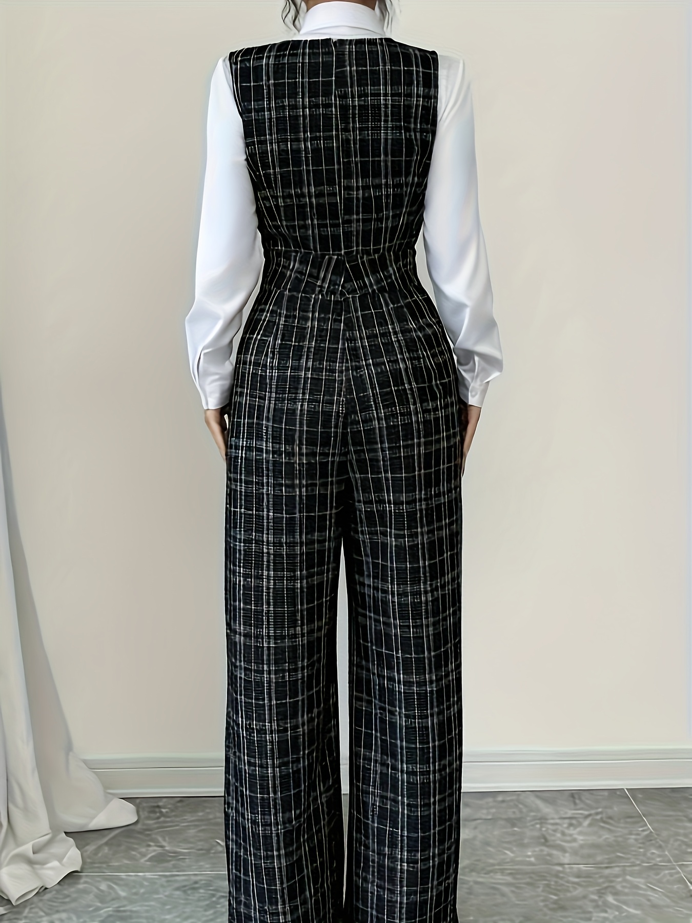 vrouwen elegante v-hals wijde pijpen jumpsuit met parelknop detail en zakken - zwart & wit geruit, lange mouwen, polyester blend, perfect voor casual of formele gelegenheden, dames jumpsuits 2
