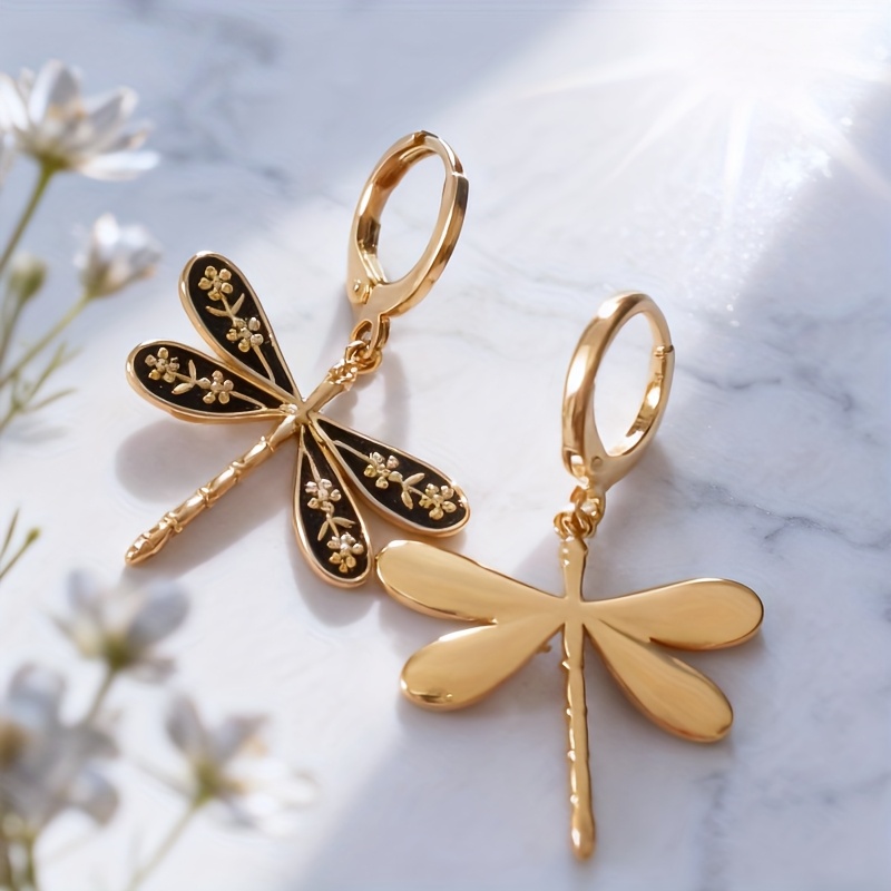 E-shop Ein Paar Libellenförmige Ohrringe mit geschnitzten Blumen auf den Flügeln – einfach, elegant anmutig (ohne Box), Schmuck für besondere Anlässe