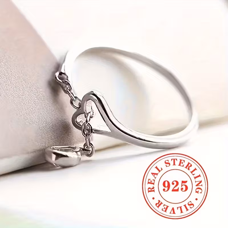 eine stilvolle herzförmige kette mit zirkonia-anhänger,1.9 克 aus 925er 纯银 Wiegt。 verstellbarer 犯罪戒指,der sich für damen eignet,um ihn bei feiertagsfeiern 和优雅的 schmuckbänken zu tragen。产品详情2