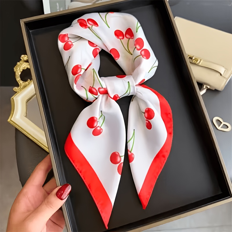 E-shop Dieses quadratische Bandana präsentiert einen Kirschdruck auf einer sauberen weißen Basis, geschmückt mit , lebendigen roten Kirschen und grünen