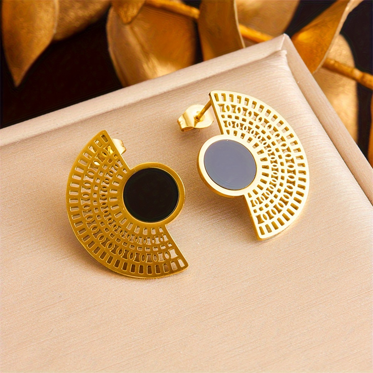 

[goldtone ] Elegant Golden-tone Stainless Steel Fan-shaped Earrings With Black & Gray Resin Inlay - Vintage Bohemian Style For Women, Ideal For Parties & Gifting, Novelty Earrings