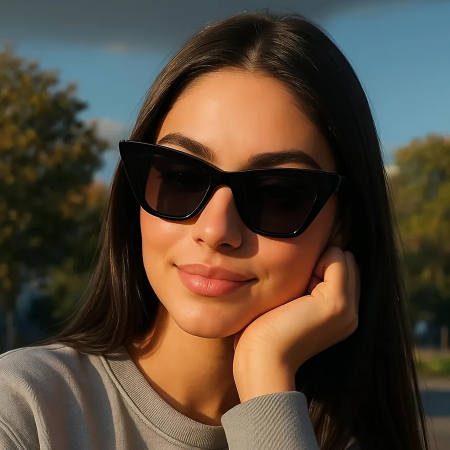 Vintage Punk Black Cat-Eye Glasses, Stylish Retro Decorative Eyewear for Women, Unique And Durable PC Glasses, Perfect for Parties And Back-To-School Season