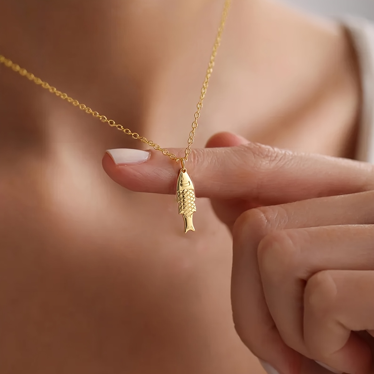 E-shop Eine Edelstahl-Halskette mit Plating und Fischanhänger, für Sommer-Schmuck, elegant für Strandausflüge und ein ideales Geschenk für Frauen