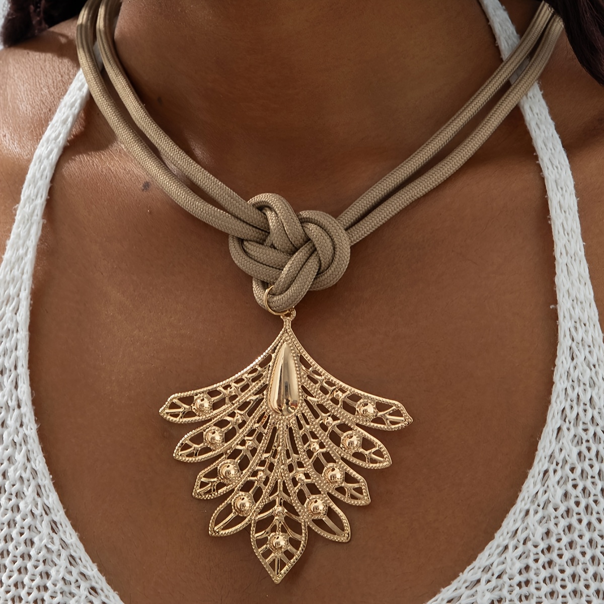 E-shop Vintage Halskette mit durchbrochenem Blatt- Blüten-Anhänger aus Metall, handgeknüpftes geometrisches Choker aus , geeignet für Damenpartys ,