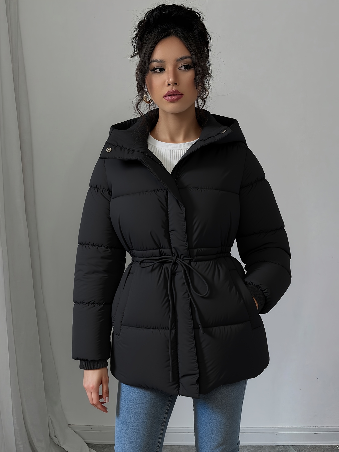 Elegante schwarze Damen-Pufferjacke – mittellang, lockere Passform, Kordelzug in der Taille