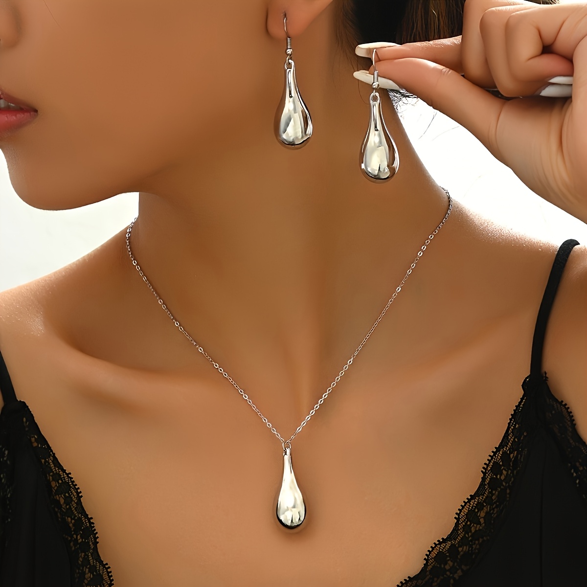 

Elegant Silvery Teardrop Earrings And Necklace Set: Perfect For Everyday Wear And Gifting