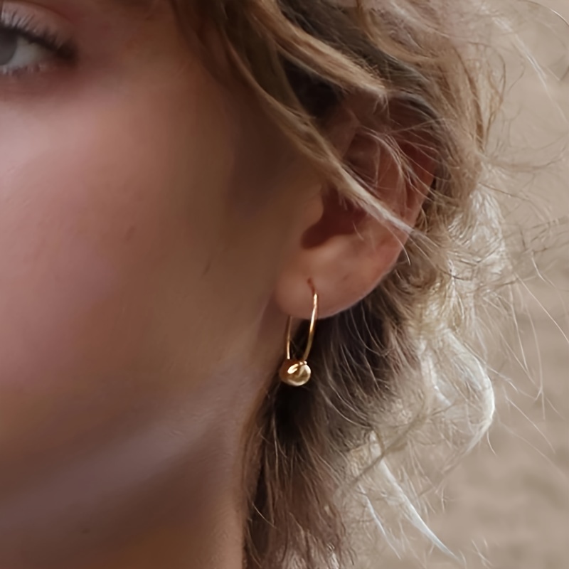 

2 paires de boucles d'oreilles créoles élégantes et avec un détail boule dorée, clous en cuivre pour femmes, adaptés à un et aux festivals de musique, bijoux toutes