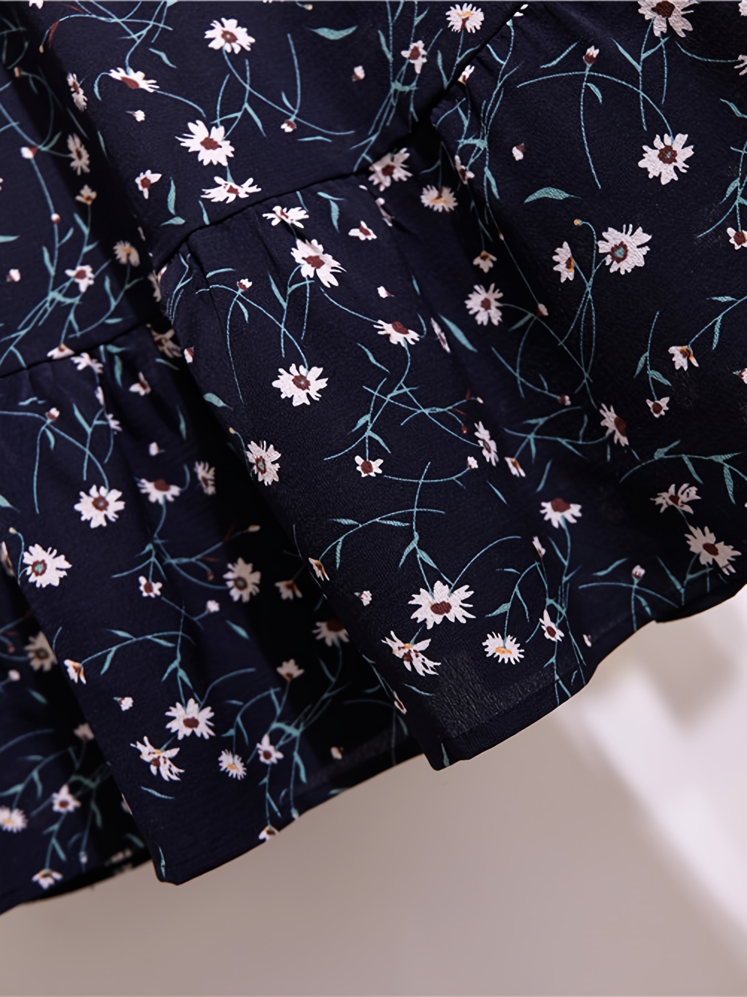 שמלה אלגנטית עם הדפסה פרחוני, צווארון קשירה ושרוולים מתרחבים - שמלת מידי בגזרת A באביב, קיץ וסתיו, שמלה פרחונית