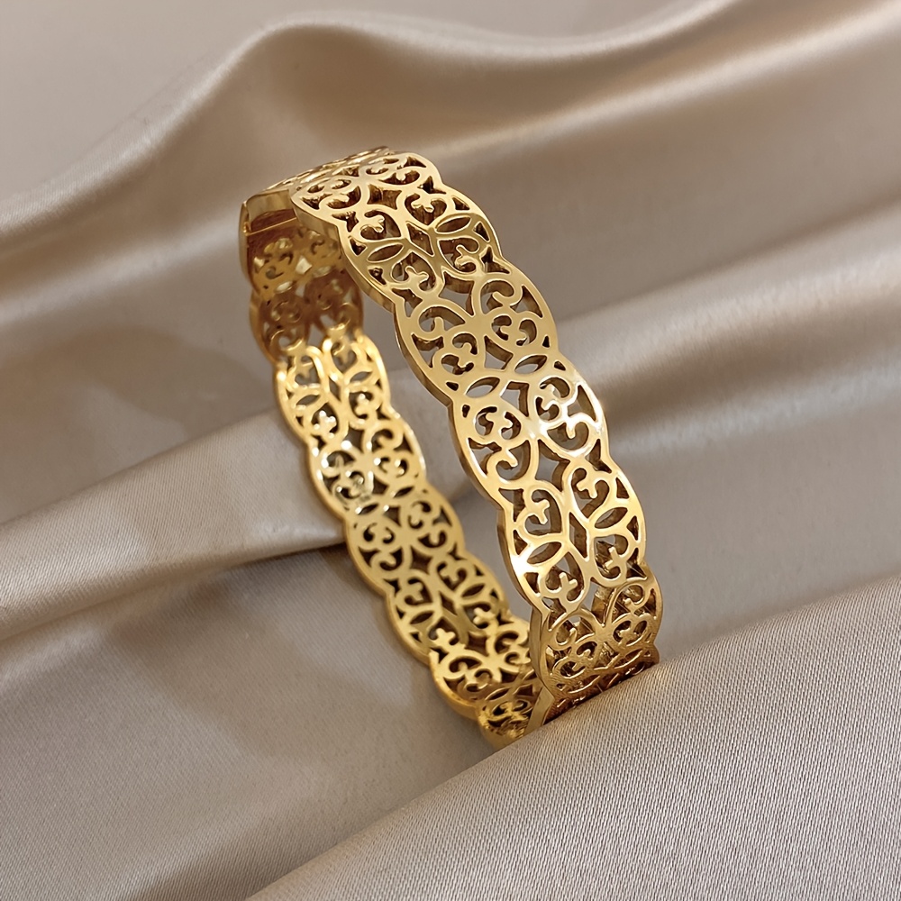 E-shop Vintage 18K vergoldeneter Edelstahl Armreif, hohle florale geschnitzte Armbänder, klassische Retro Schmuckstücke für den täglichen Gebrauch &