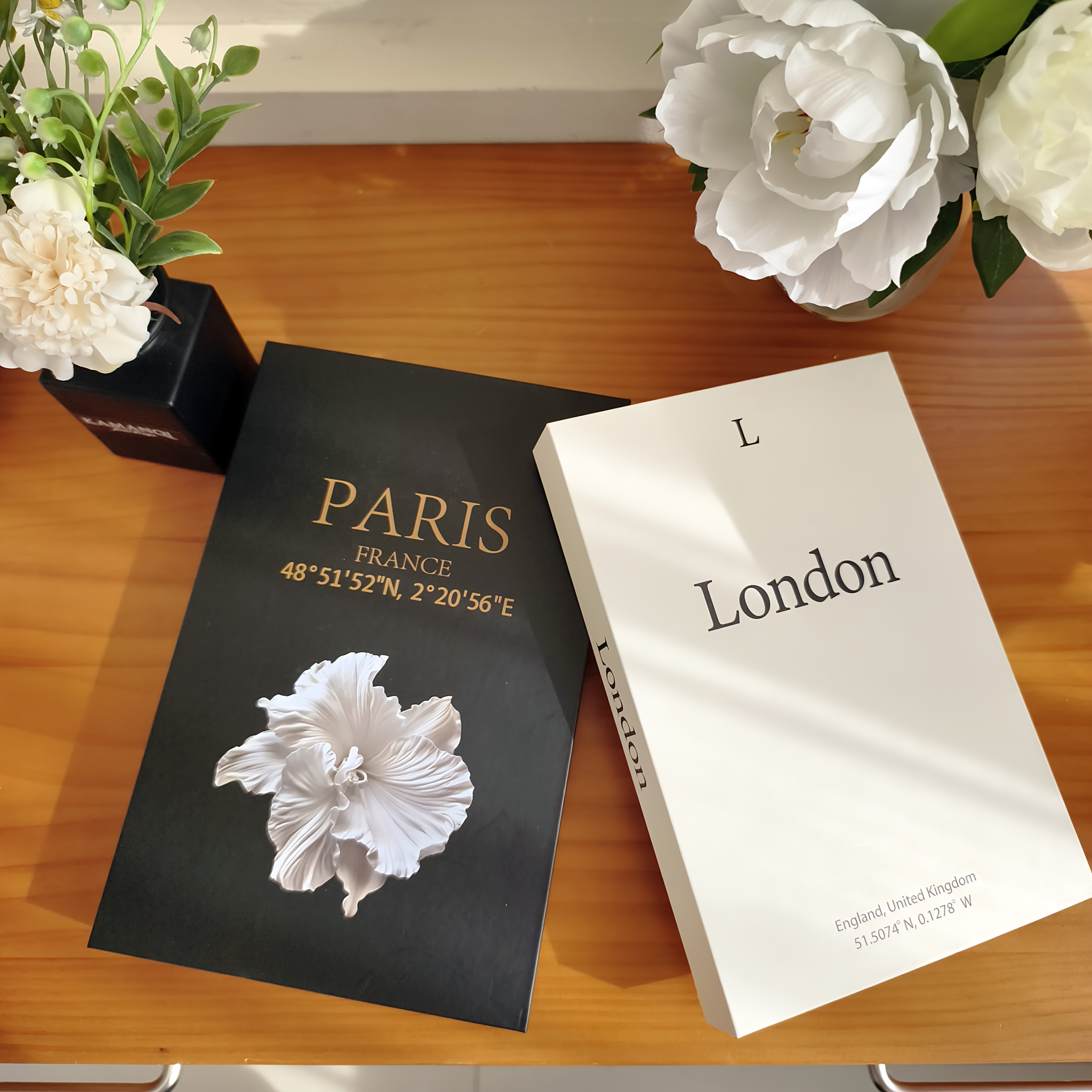 E-shop 2 Stück Realistische Falsche Buch-Aufbewahrungsboxen – Elegante Blumen-Papier-Buchstützen & Regaldekoration mit Deckelverschluss, Dekorative