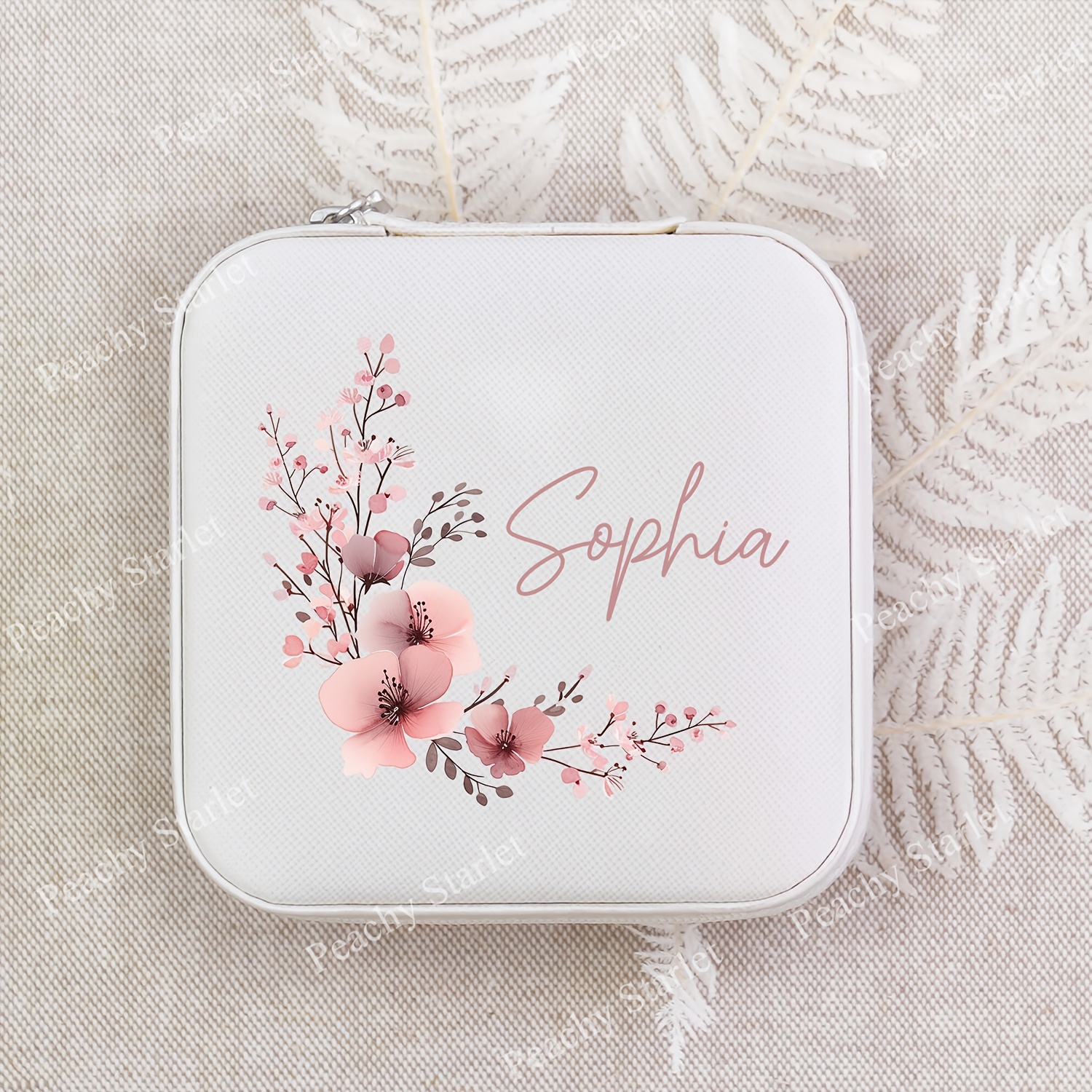 E-shop Eine personalisierte Schmuckschatulle mit rosa Kranzdesign, personalisiert mit einem Namen in Weiß und Rosa. Diese Reiseschmuckschatulle ist ein