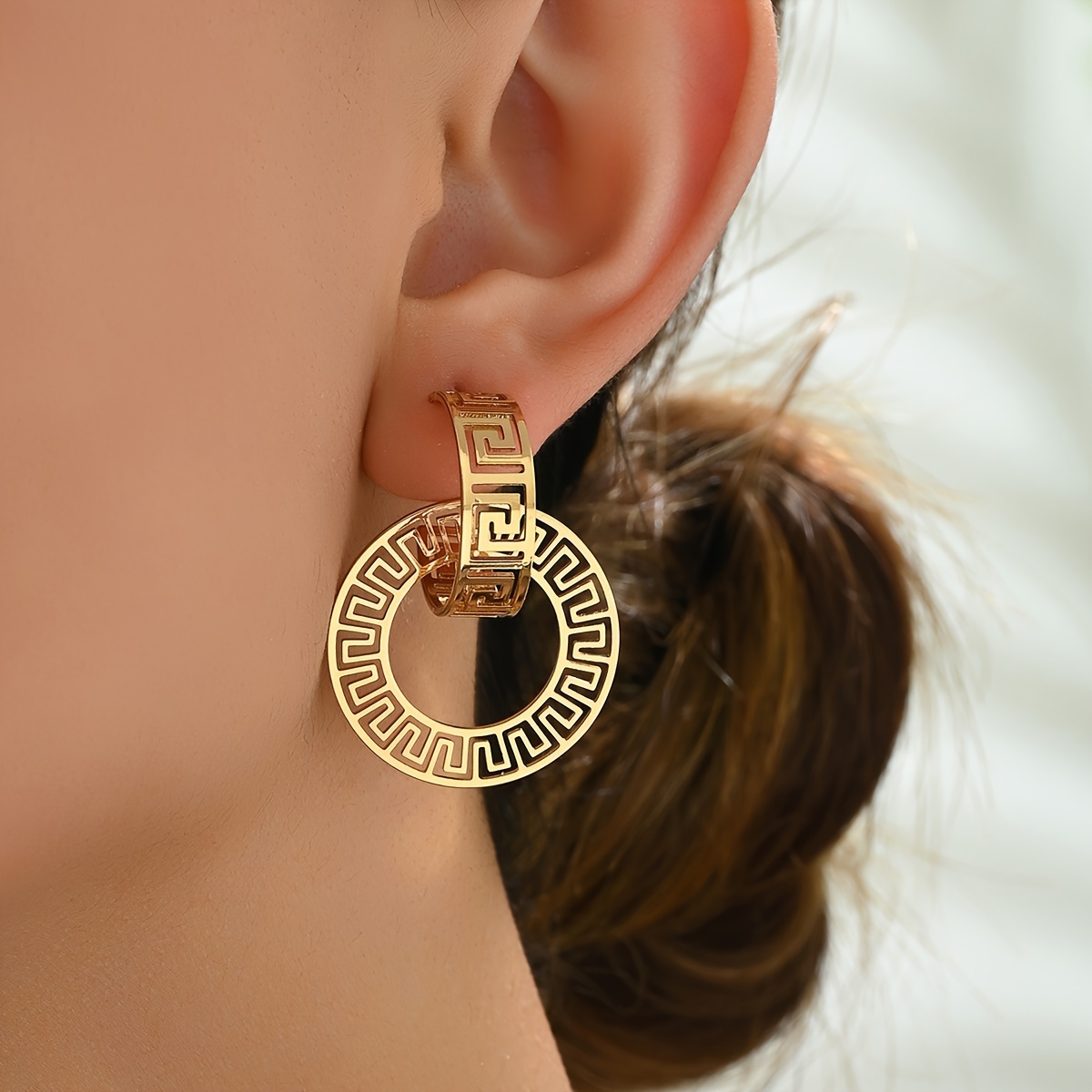 

1 Pair Elegant Golden--shaped Hoop Earrings With Intricate For Women – Stylish Accessory, Music Festivals & Formal , Earrings | Elegant Jewelry | Intricate Design, Novelty Earrings