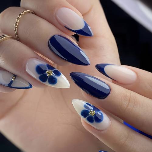 un set de 24 uñas postizas de con diseño de punta francesa, estampados florales y cuentas doradas, que ofrecen una total , perfectas para el uso y la decoración de uñas
