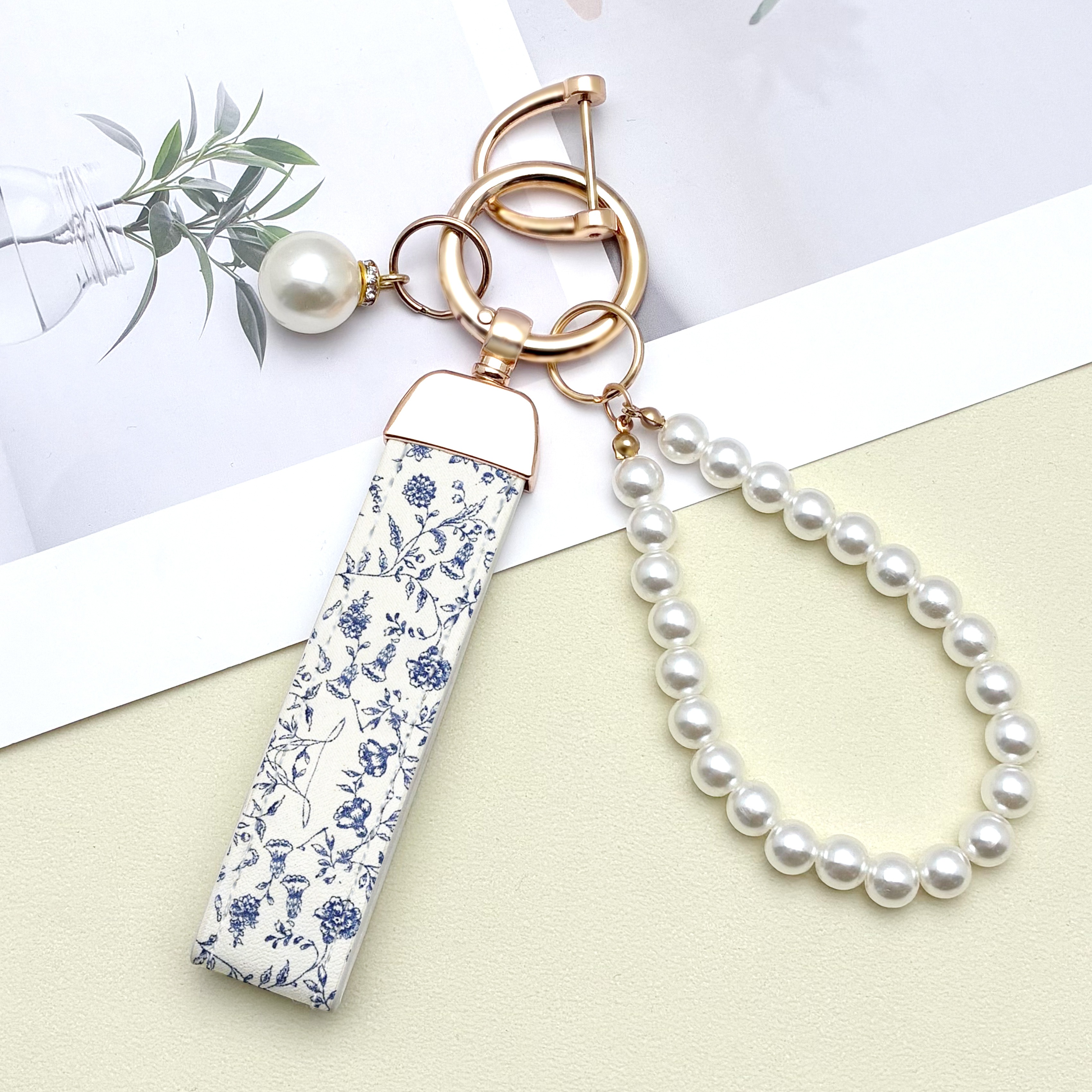 E-shop Ein stilvolles bemaltes Armband-Schlüsselband mit Lanyard-Anhänger – Ein Accessoire für alle Schlüssel – zum Aufhängen an oder Türen mit einem