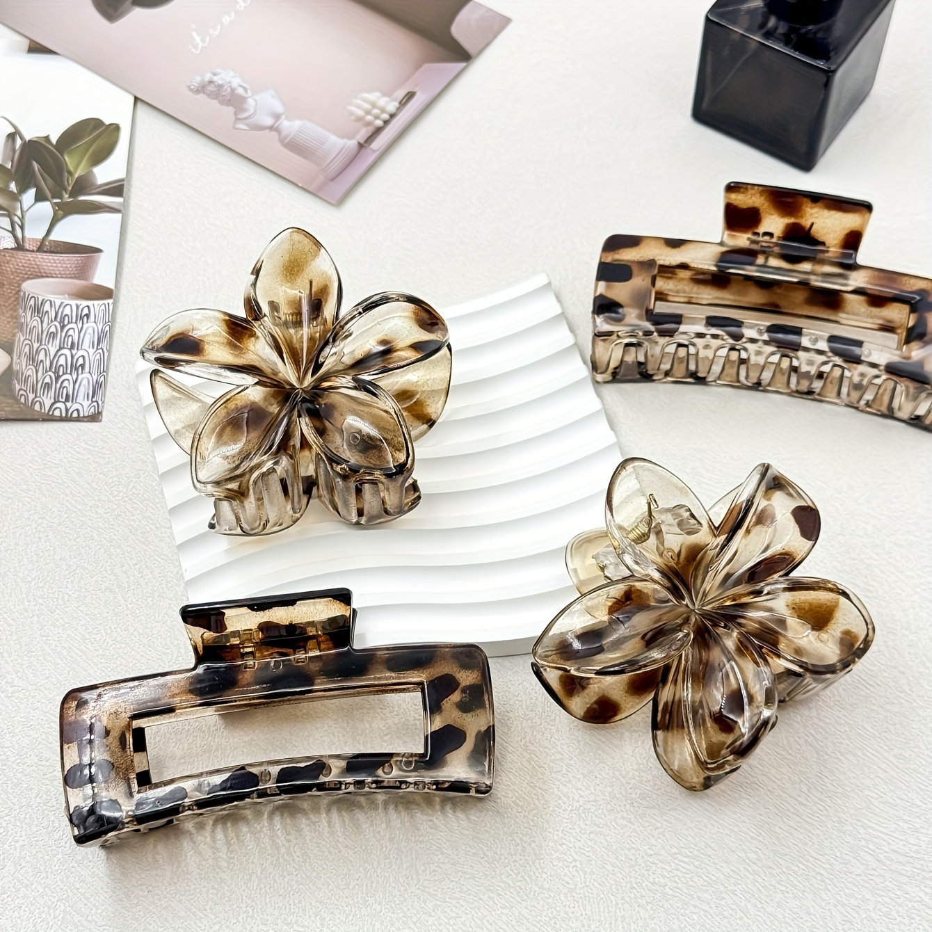 

4pcs Combination Set, Large Size 8.5cm Leopard Print Egg Print Claw Clip, Large Size 10.5cm Leopard Dot Square Hair Clip, Suitable For Halloween, Christmas, Volume, Outdoor, Party, And Hair Styling