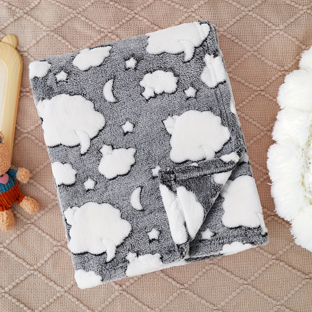 

Autumn And Winter Soft Plush Blanket For And Toddlers, Featuring A Stylish And Simple White Pattern, Keeping Warm.