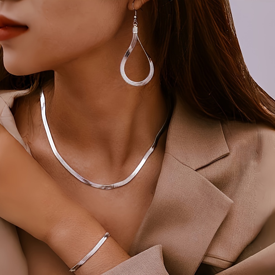 Image of 2d Flat, Chic Hip-hop Inspired Jewelry Set For Women - Includes Flat Snake Chain Necklace, Clavicle Bracelet & Earrings - Versatile & Stylish For Casual Attire