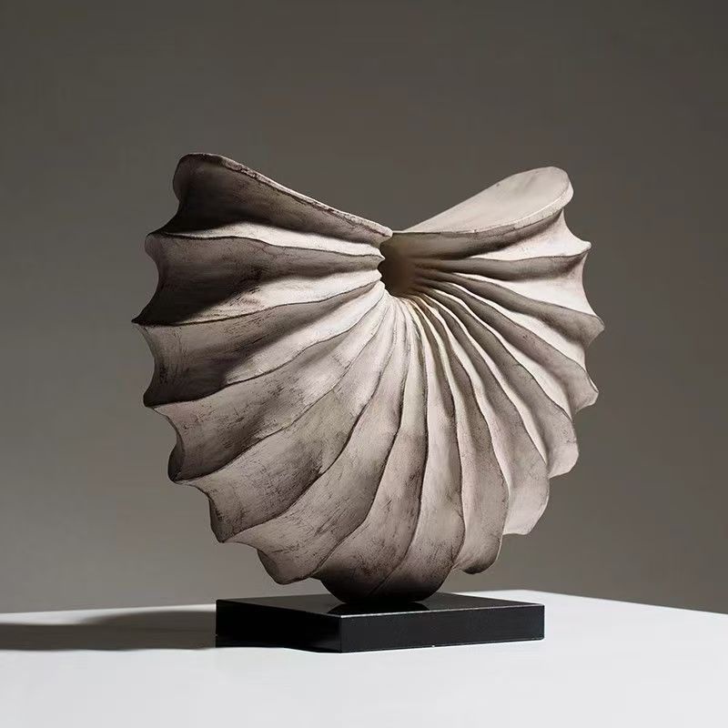 Minimalistična mehka dekoracija z rahlo luksuzno noto, ki vključuje geometrijsko dekoracijo in vrhunske razstavne kose v modelni in pisarni,