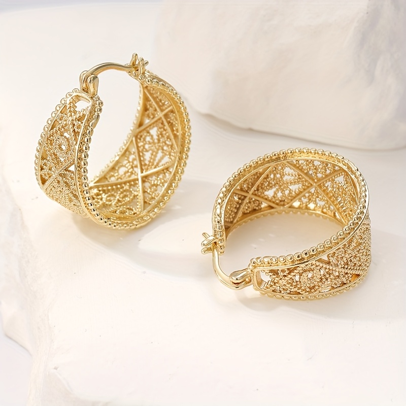 E-shop 1 Paar Retro Künstlerische Ausgehöhlte Bedruckte Creolen, Ein Klassischer Vielseitiger Goldener Ohrring für Damen, Ist Das Perfekte Accessoire